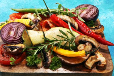 Izgara sebze. Domates, kabak, biber ve taze otlar. Vejetaryen ızgara kavramı.