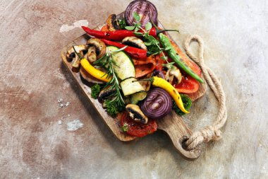 Izgara sebze. Domates, kabak, biber ve taze otlar. Vejetaryen ızgara kavramı.