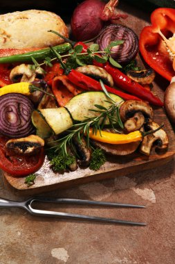 Izgara sebze. Domates, kabak, biber ve taze otlar. Vejetaryen ızgara kavramı.