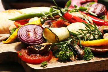 Izgara sebze. Domates, kabak, biber ve taze otlar. Vejetaryen ızgara kavramı.