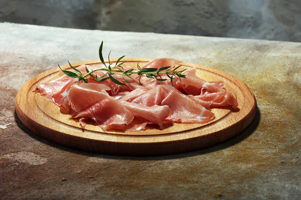 İtalyan prosciutto crudo veya jamon maydanoz ile. Ham ham.