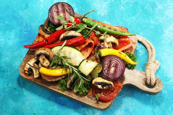野菜のグリル トマト ズッキーニ ピーマン 新鮮なハーブ ビーガン グリル コンセプト — ストック写真