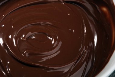 Eriyen çikolata, şekerleme krema pralin için erimiş lezzetli çikolata.