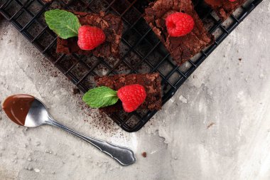 ev yapımı çikolatalı browni rustik masada. Brownie fırın