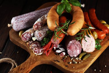 Lezzetli salam, jambon, taze sosis, salatalık ve otlar ile yemek tepsisi. Et tabağı ile seçme