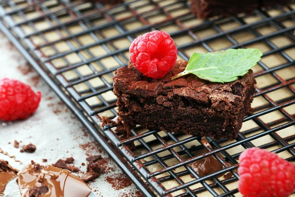 Kotitekoisia Suklaakeksejä Maalaispöydällä Brownie Leipomo — kuvapankkivalokuva