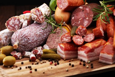 Lezzetli salam, jambon, taze sosis, salatalık ve otlar ile yemek tepsisi. Et tabağı ile seçme