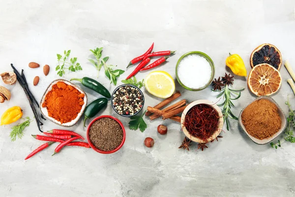 Baharat ve otlar masada. Yemek ve mutfak malzemeleri