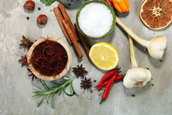 Baharat ve otlar masada. Yemek ve mutfak malzemeleri