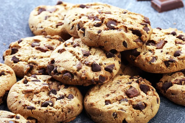 Çikolata kurabiye rustik masada. Çikolatalı kurabiye vurdu