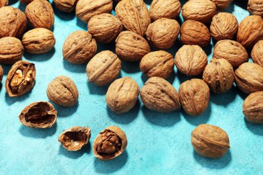 Ceviz çekirdekleri ve kırsal masada sağlıklı cevizler.