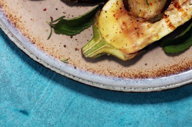 ızgara patlıcan, zeytinyağı, sarımsak ve nane ile terbiyeli. Diyet vejetaryen meze salata