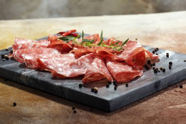 ince dilimlenmiş salam. lezzetli Aperatif rustik salam.