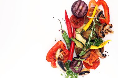 Izgara sebze. Domates, kabak, biber ve taze otlar. Vejetaryen ızgara kavramı.