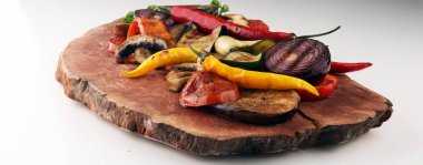 Izgara sebze. Domates, kabak, biber ve taze otlar. Vejetaryen ızgara kavramı.