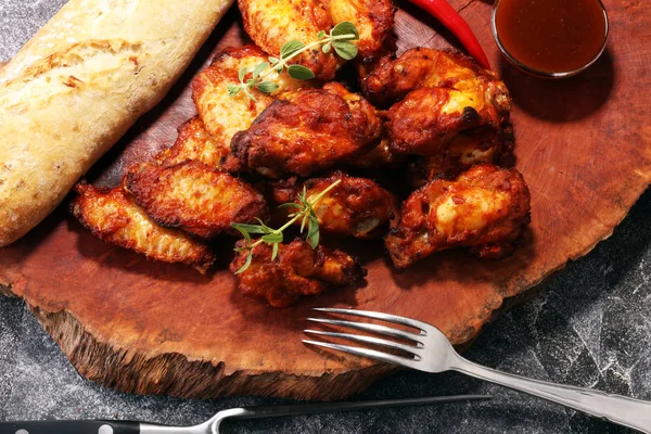 Barbekü tavuk kanadı ahşap tepsi üzerinde Kapat.