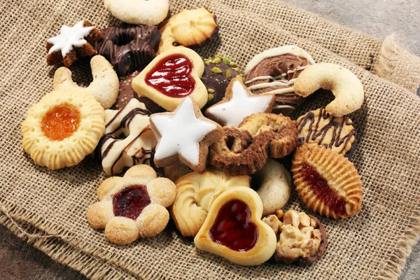 Karışık Noel kurabiyeleri. Renkli Noel temalı dekore edilmiş kurabiye karışımı.