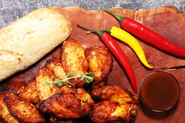 Barbekü tavuk kanadı ahşap tepsi üzerinde Kapat.