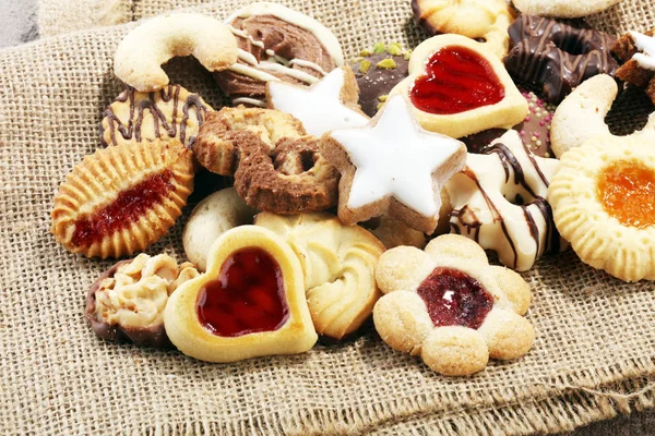 Karışık Noel kurabiyeleri. Renkli Noel temalı dekore edilmiş kurabiye karışımı.