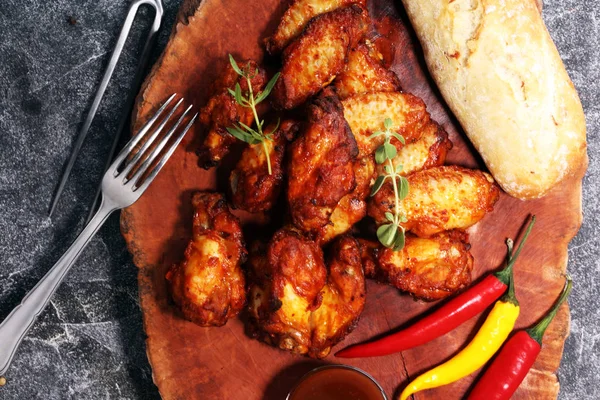 Barbekü tavuk kanadı ahşap tepsi üzerinde Kapat.