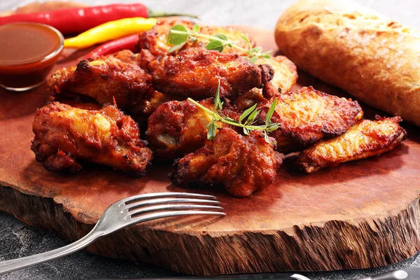 Barbekü tavuk kanadı ahşap tepsi üzerinde Kapat.