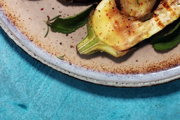 ızgara patlıcan, zeytinyağı, sarımsak ve nane ile terbiyeli. Diyet vejetaryen meze salata