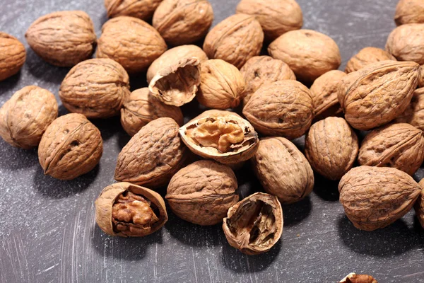 Ceviz çekirdekleri ve kırsal masada sağlıklı cevizler.