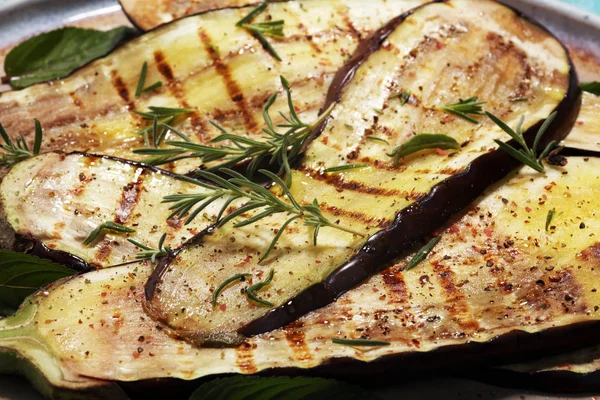 ızgara patlıcan, zeytinyağı, sarımsak ve nane ile terbiyeli. Diyet vejetaryen meze salata