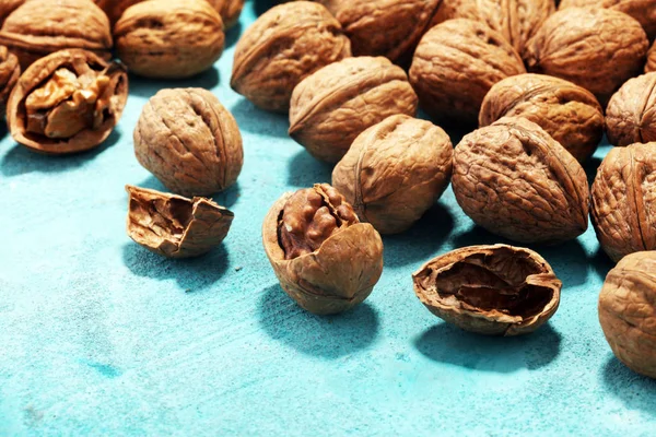 Ceviz çekirdekleri ve kırsal masada sağlıklı cevizler.