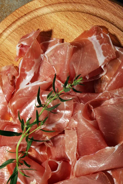 İtalyan prosciutto crudo veya jamon maydanoz ile. Ham ham.