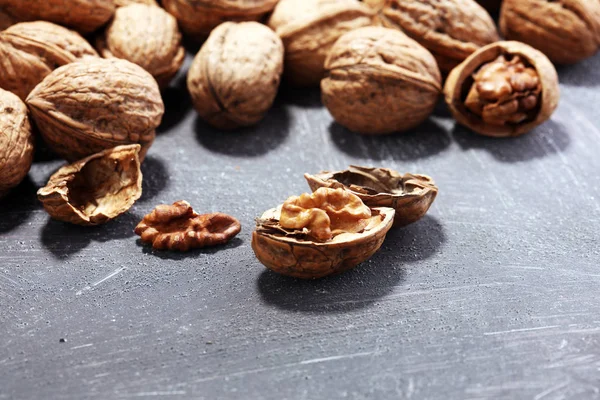 Ceviz çekirdekleri ve kırsal masada sağlıklı cevizler.