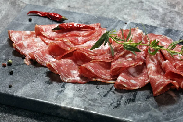 ince dilimlenmiş salam. lezzetli Aperatif rustik salam.