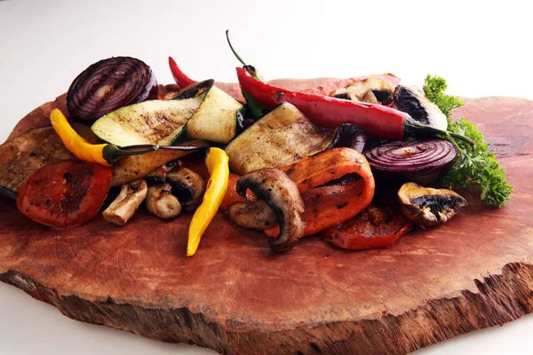 Izgara sebze. Domates, kabak, biber ve taze otlar. Vejetaryen ızgara kavramı.