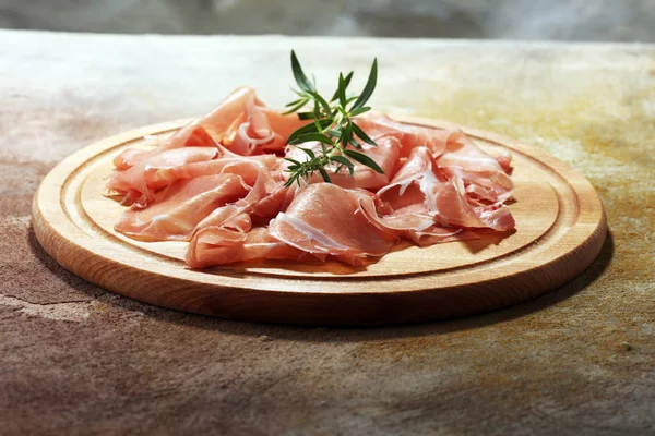 İtalyan prosciutto crudo veya jamon maydanoz ile. Ham ham.