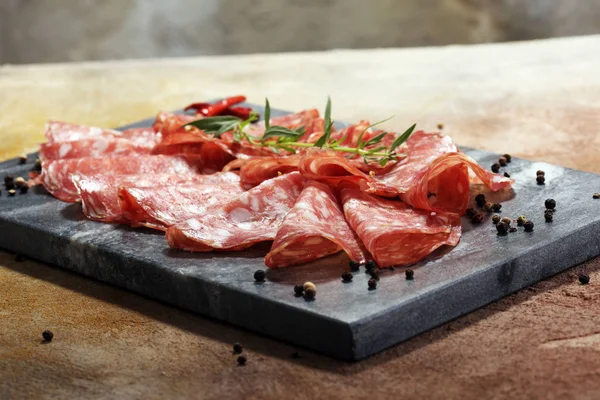 ince dilimlenmiş salam. lezzetli Aperatif rustik salam.