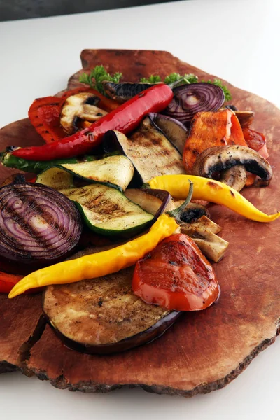 Izgara sebze. Domates, kabak, biber ve taze otlar. Vejetaryen ızgara kavramı.