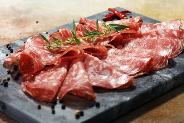 ince dilimlenmiş salam. lezzetli Aperatif rustik salam.