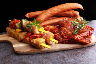 Seçim için masaya Izgara Barbekü et marinaded