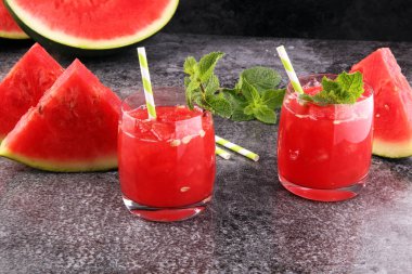 Lezzetli taze iştah açıcı karpuz içki güler yüzlü. Karpuz içecek gözlük karpuz dilimleri ile