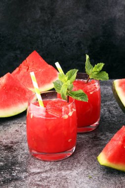 Lezzetli taze iştah açıcı karpuz içki güler yüzlü. Karpuz içecek gözlük karpuz dilimleri ile
