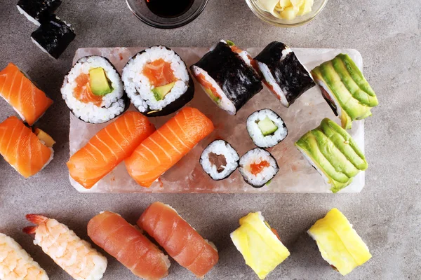 Nahaufnahme Von Sashimi Sushi Set Mit Essstäbchen Und Soja Sushi — Stockfoto