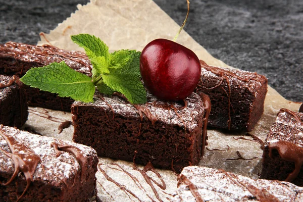 Hausgemachte Schokoladenbrownies Auf Grauem Hintergrund Schokoladenkuchenkonzept — Stockfoto