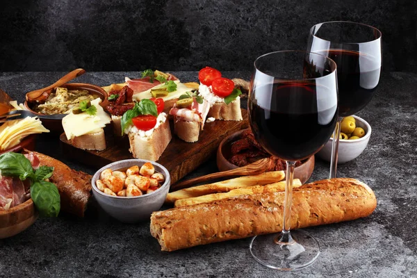 Italienische Antipasti Wein Snacks Set Käsesorten Mediterrane Oliven Essiggurken Parmaschinken — Stockfoto