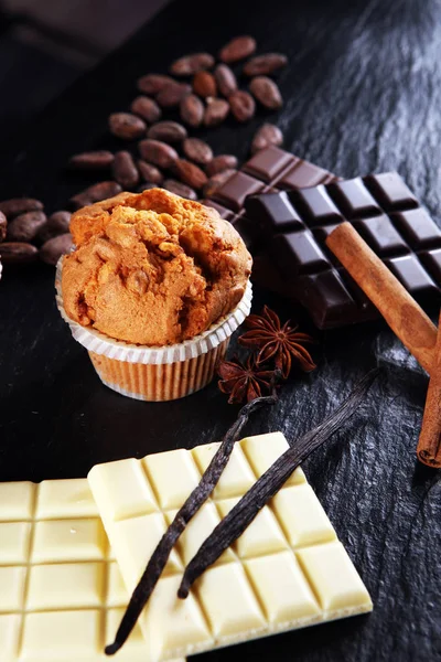 Muffin Cioccolato Muffin Alle Noci Panetteria Fatta Casa Sfondo Scuro — Foto Stock