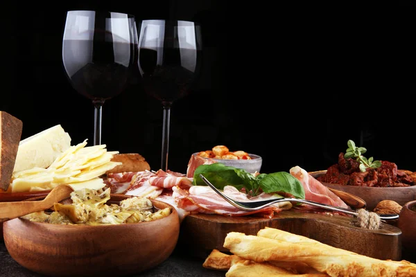 Italienische Antipasti Wein Snacks Set Käsesorten Mediterrane Oliven Essiggurken Parmaschinken — Stockfoto