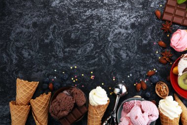 Vanilya yoğurt veya yumuşak kıvamlı dondurma waffle koni çeşitli lezzet ve çilekli dondurma dondurulmuş