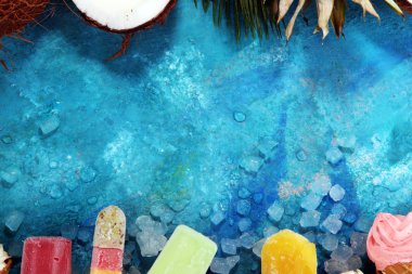 Yoğurt veya yumuşak kıvamlı dondurma waffle koni ve tropikal meyve ile renkli buzlu çubuk vanilya dondurulmuş