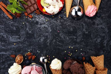 Vanilya yoğurt veya yumuşak kıvamlı dondurma waffle koni çeşitli lezzet ve çilekli dondurma dondurulmuş