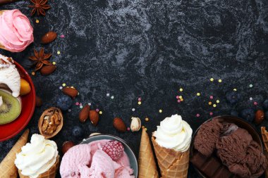 Vanilya yoğurt veya yumuşak kıvamlı dondurma waffle koni çeşitli lezzet ve çilekli dondurma dondurulmuş