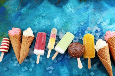 Vanilya donmuş yoğurt veya yumuşak kıvamlı dondurma waffle koni ve renkli buzlu şeker 